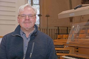 Kirchenkreiskantor Volker Linhardt sitzt an der Orgel.