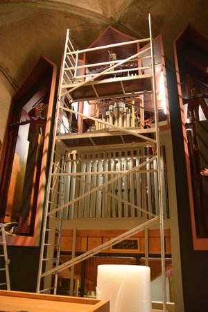 Ein Gerüst vor einer Orgel, die abgebaut wird