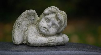 Ein steinerner Engel auf einem Friedhof